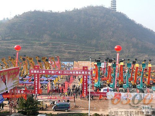 广丰：挖掘机之都春意“闹”