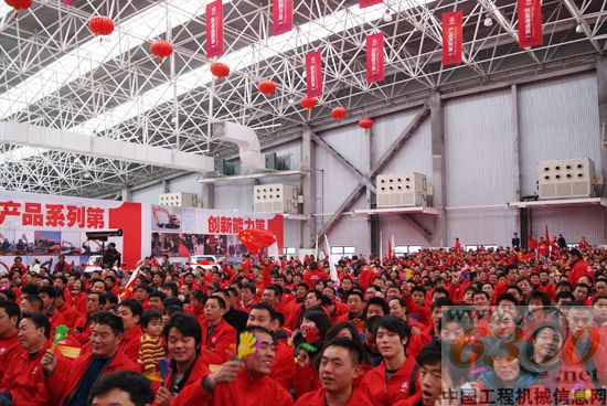 会场涌动着一股红色暖流，气氛热烈