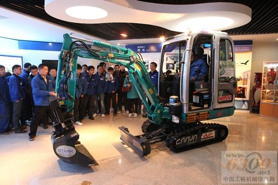 SWE17B挖掘机在山河展厅讲述传奇故事