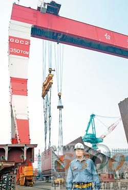 洪国书担任台船大吊车吊手，工作地点在30楼高的吊臂上