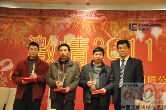 营销中心总经理高宪悦为获奖人员颁奖