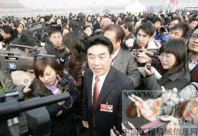 全国政协委员、香港中华文化总会会长、新恒基集团董事局主席高敬德正在接受记者采访