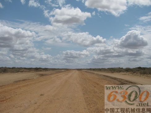 施工公路两侧