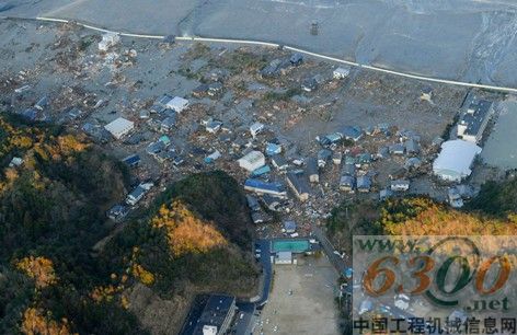 日本沿海多个城市地震海啸后一片狼藉，沿岸公共设施、房屋、汽车都遭到不同程度毁损。