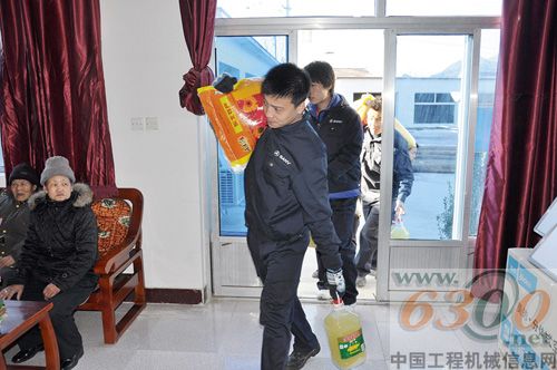 三一重机党支部送温暖 慰问庆陵特困老