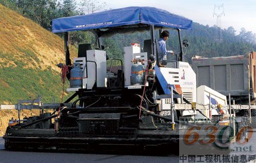 中联重科SUPER130型超级沥青混凝土摊铺机在此次评选中获得“2010中国工程机械年度产品TOP50应用贡献奖”。