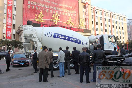 来宾参观样车