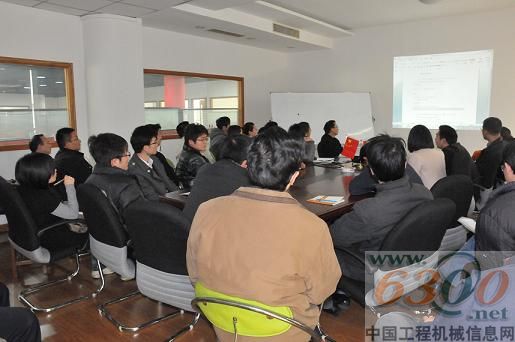 培训老师给学员们详细讲解