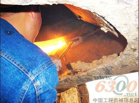 认真工作的三一服务工程师