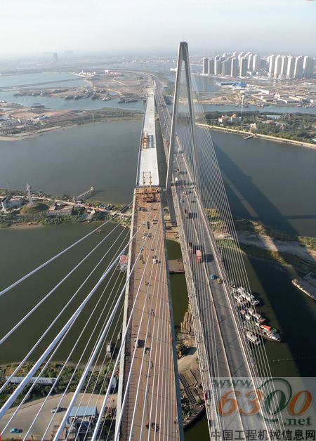 天津集疏港公路新建海河大桥 钢箱梁悬臂拼装今日合拢