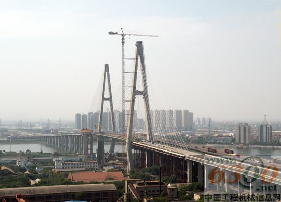 天津集疏港公路新建海河大桥 钢箱梁悬臂拼装今日合拢