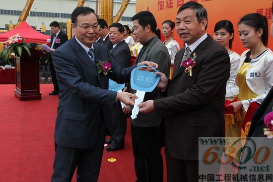 厦工董事长_无为万厦董事长(3)
