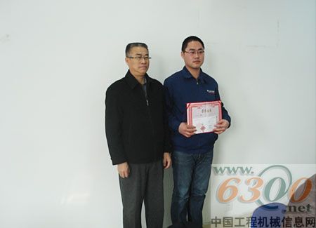 颁发二等奖奖状