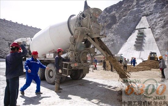 工作人员在大坝心墙底盖板混凝土上粘土填筑