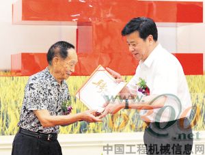 袁隆平受聘奇瑞重工担任特别技术顾问