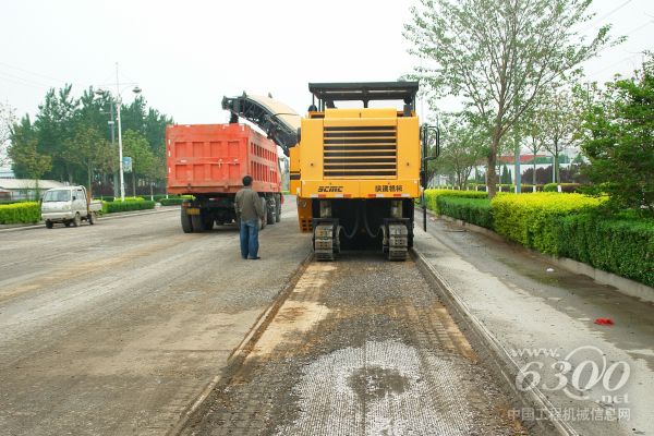 陕建机械系列设备施工案例:cm2000铣刨机路面翻新连续