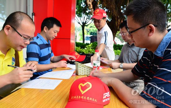 海翼集团青年志愿者义务献血迎“七.一”（厦门日报摄影记者梁伟摄）