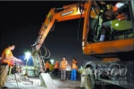 斗山小型轮挖助力 长安街天安门段石板道大修 관련 사진