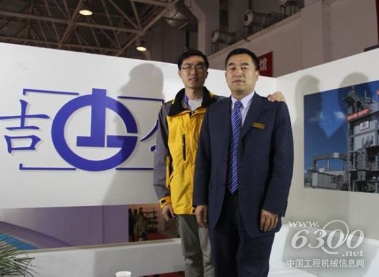 吉林省公路机械有限公司经营副总许长虹先生与本网编辑合影