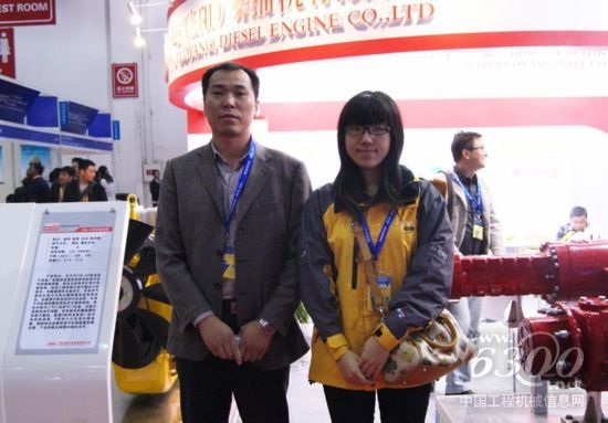 一拖(洛阳)柴油机有限公司总经理助理张西峰先生与本网编辑合影