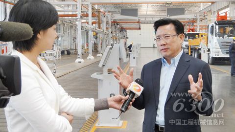 《新闻联播》中，梁稳根在车间里接受采访